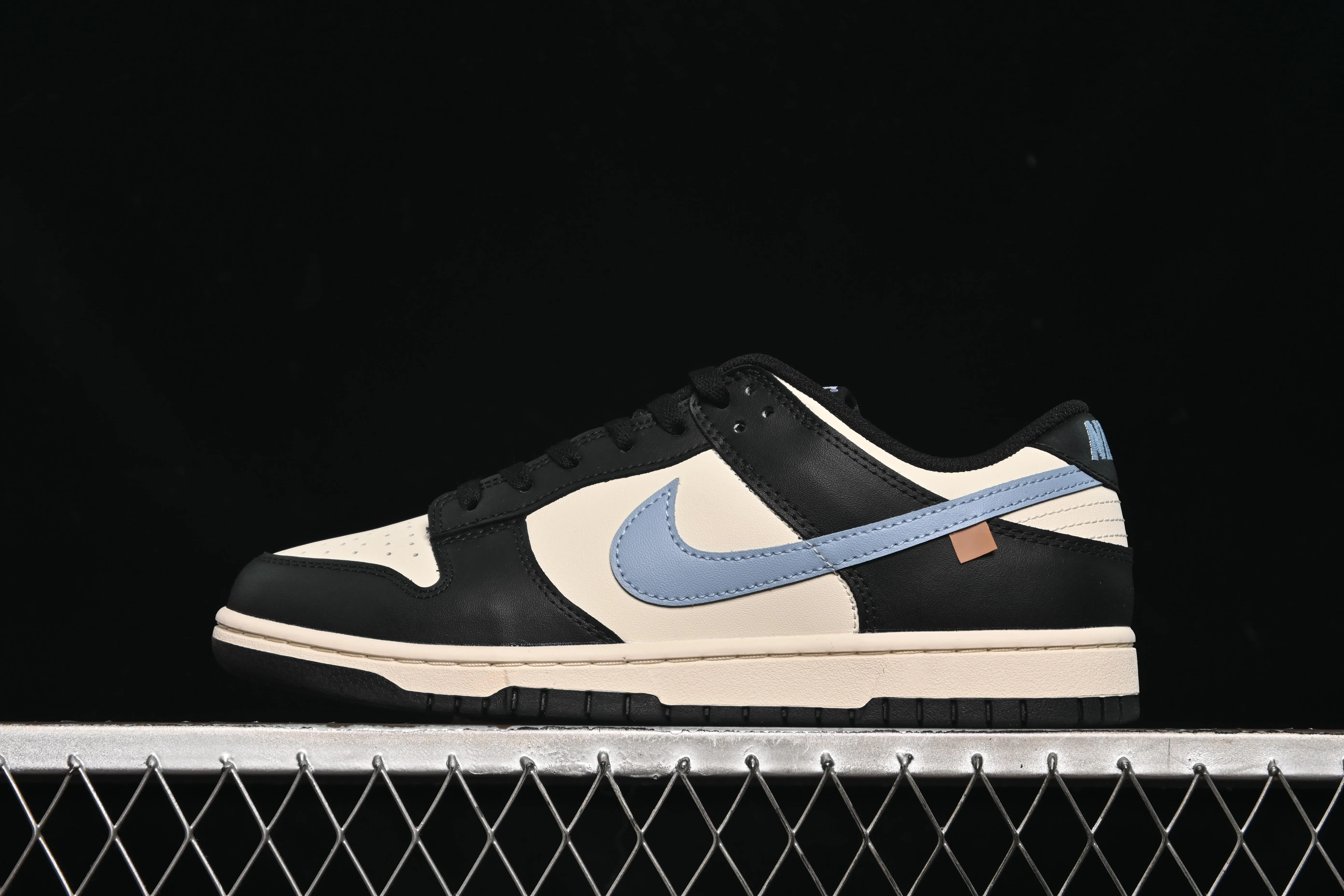 All Categories Nk SB Dunk Series Nk SB Dunk Low Low-top sneakers Nike SB Dunk Low White, black and blue color Low-top casual sneakers DD1391-100